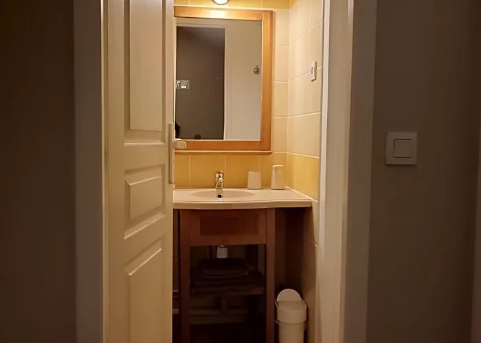 Petite Maison Dans Монфланкен