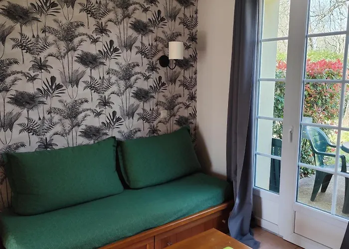 Petite Maison Dans * Монфланкен